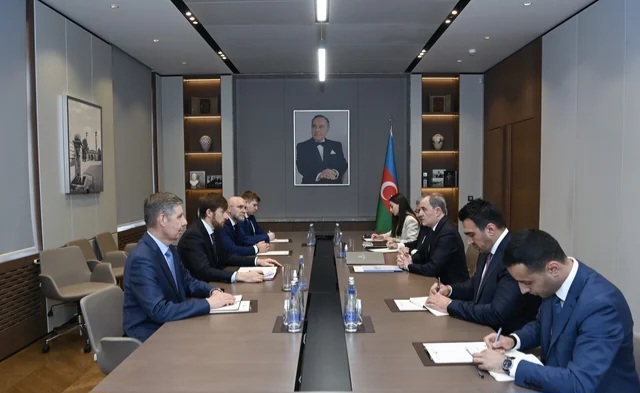 Putinin köməkçisi Azərbaycana gəldi